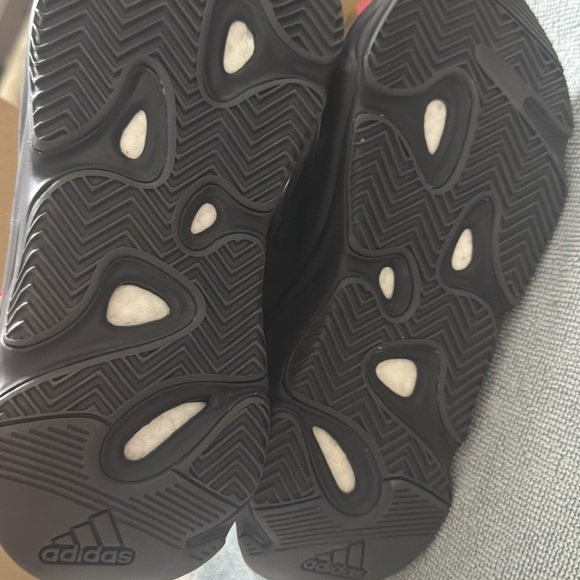 adidas Yeezy Boost 700 V2
Vanta
Sz 6 men
NWT - Picture 6 of 7